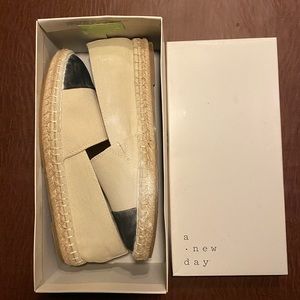 Worn once to big nice slides cream and black cotton with memory foam